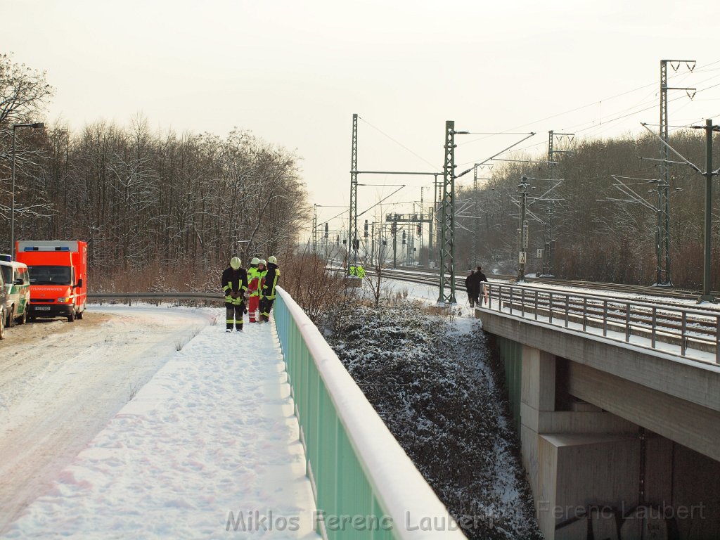 Person unter Zug Koeln Vingst Kuthstr P45.JPG